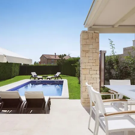 Luxurious In Vabriga With Swimming Pool Villa *